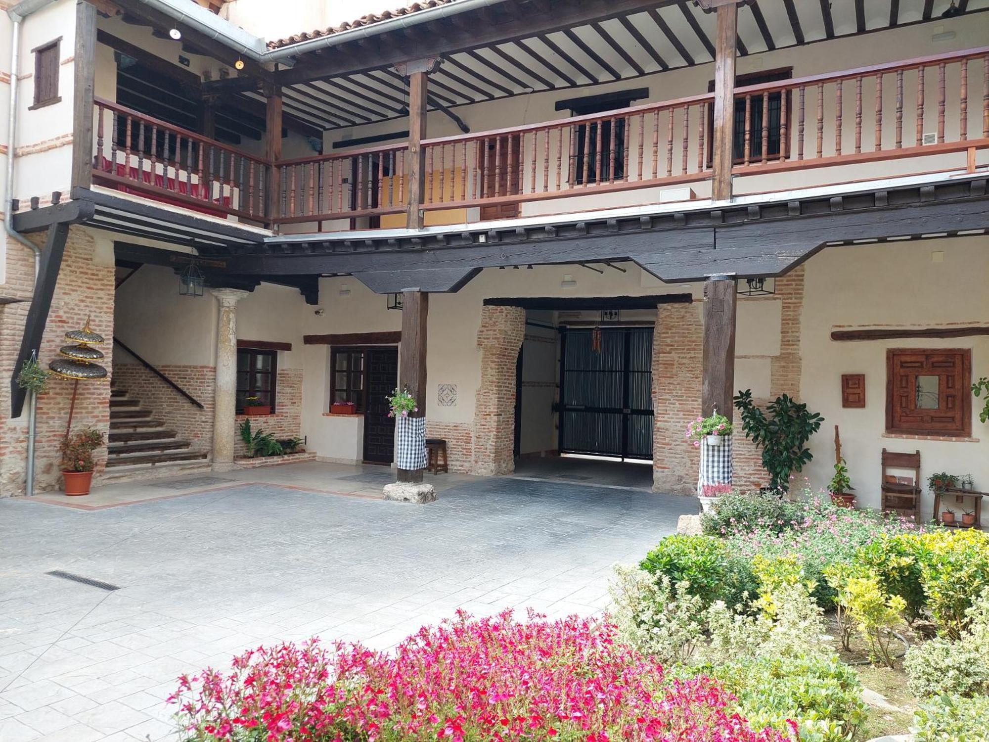 La Casona Del Asno Apartment อัลกาลาเดเอนาเรส ภายนอก รูปภาพ